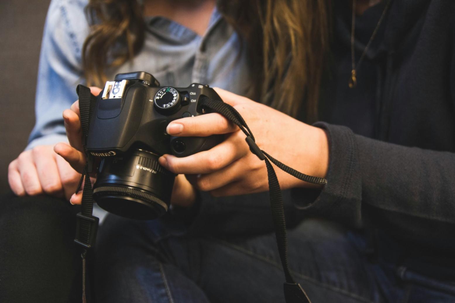 Flux de travail de post-production avec différentes étapes du montage vidéo et outils collaboratifs