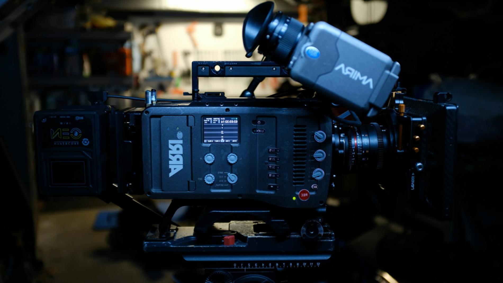 Participant en session de formation en ligne avec équipement technique adapté