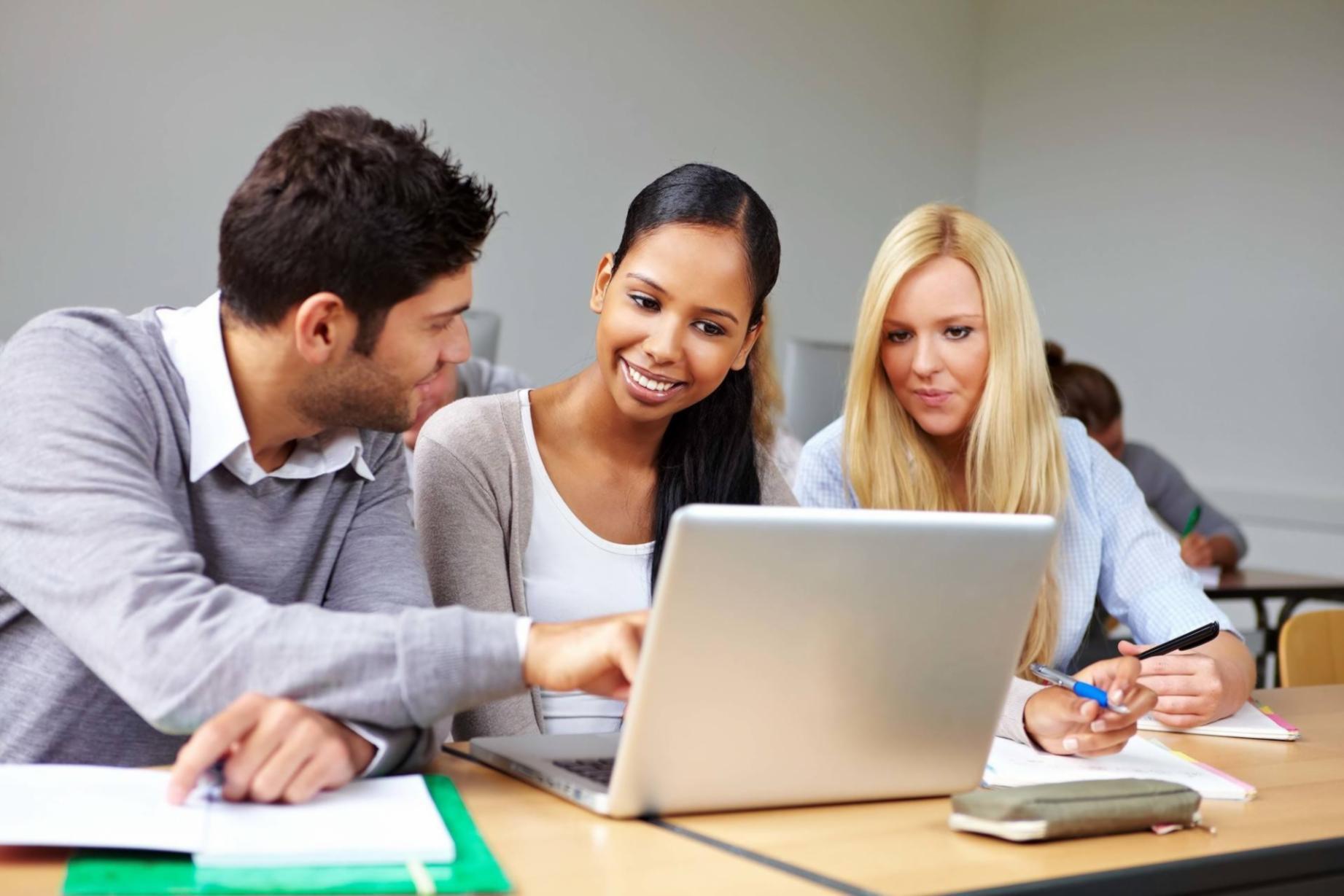 Plateau de montage vidéo professionnel avec écrans multiples