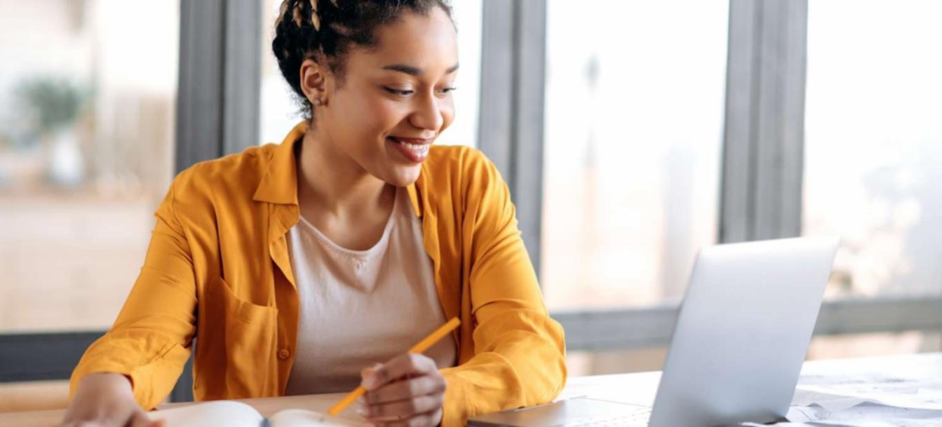 Monteur vidéo professionnel travaillant sur un projet avec équipement de pointe et double écran