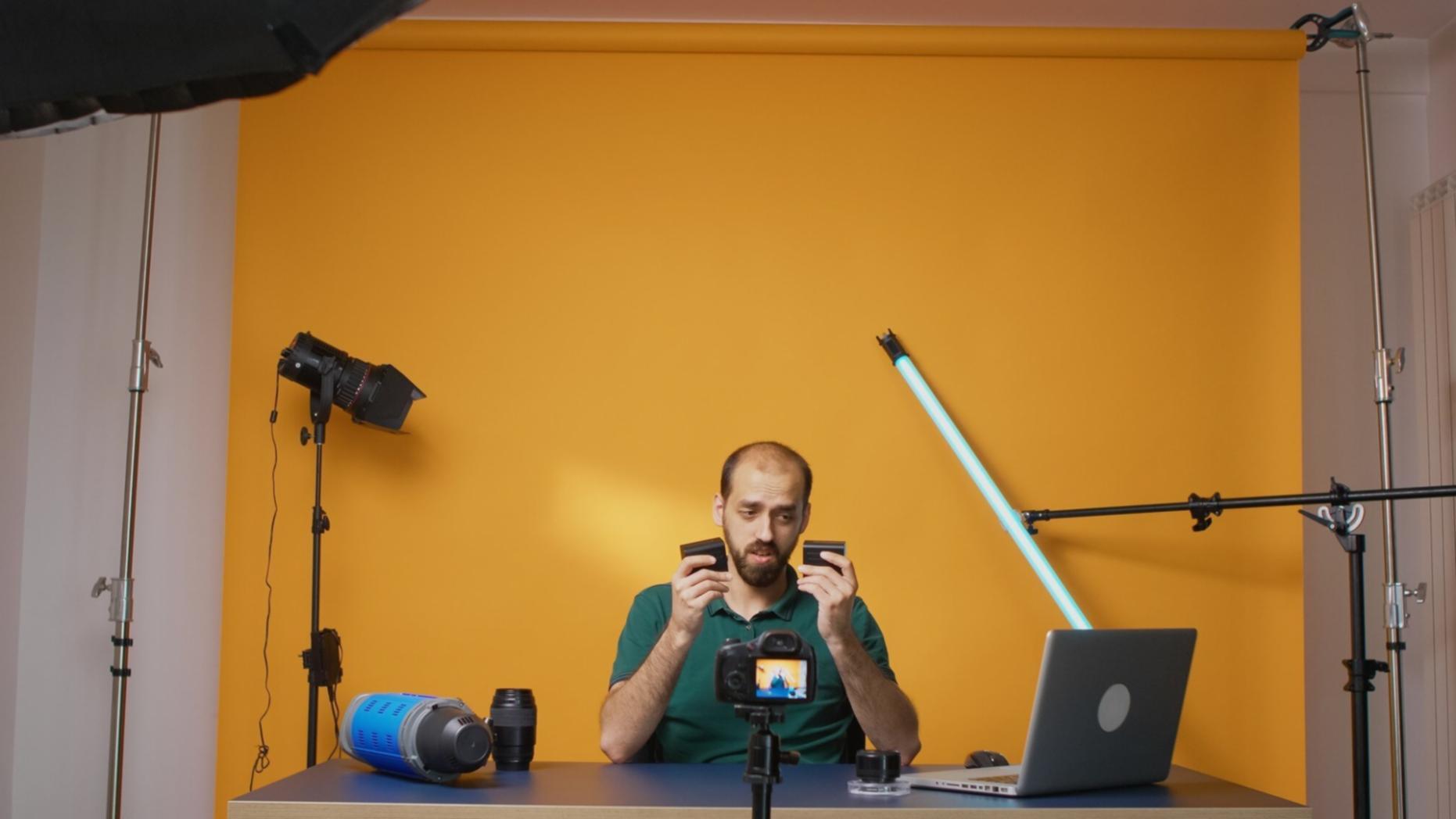 Monteur travaillant sur une séquence avec plusieurs écrans de contrôle