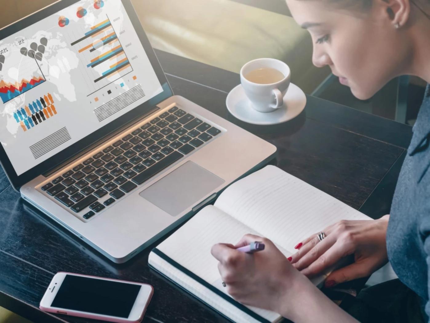 Interface de montage vidéo professionnel avec timeline multicouche et outils d'édition avancés